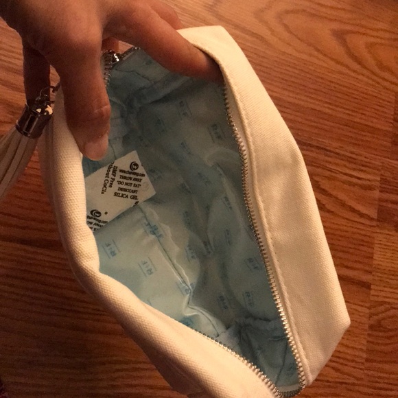 Brand new Rodan + Fields cosmetic pouch - Picture 4 of 4